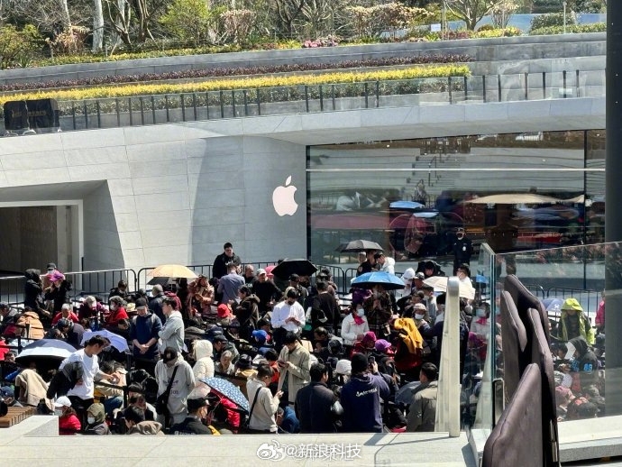 苹果直营店开业送东西？静安寺苹果店开业前大排长龙 - Apple银魂 - 科技改变生活 - 万事屋