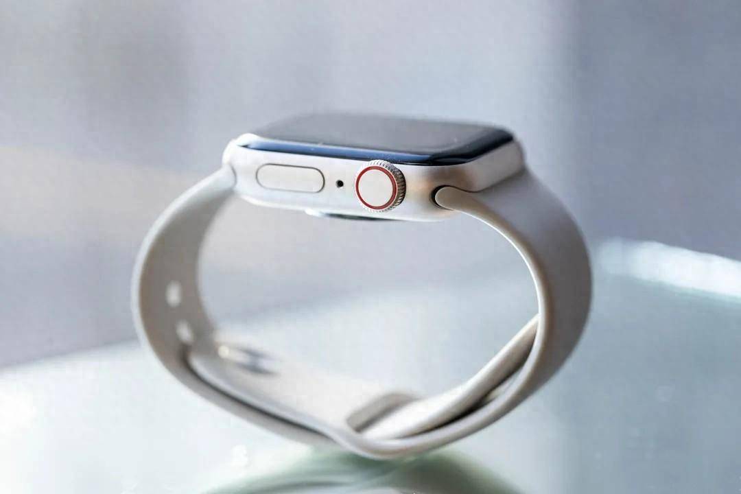 塑料外壳的Apple Watch SE可能是为儿童设计的 - 万事屋